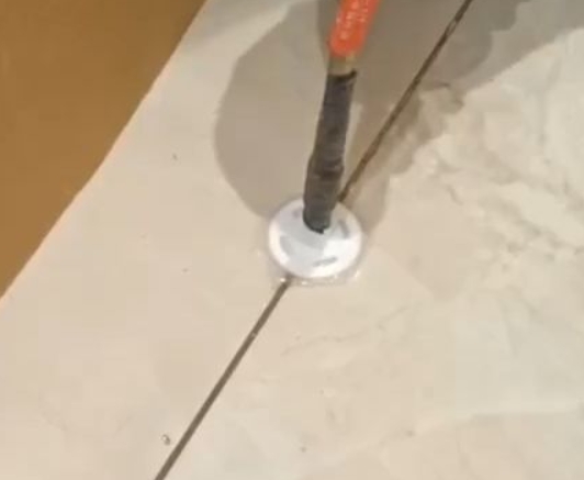 鹤峰瓷砖空鼓维修公司专业解答瓷砖在铺贴过程中，如果没有涂抹均匀到位的粘结材料（如水泥砂浆或瓷砖胶），可能会导致以下问题